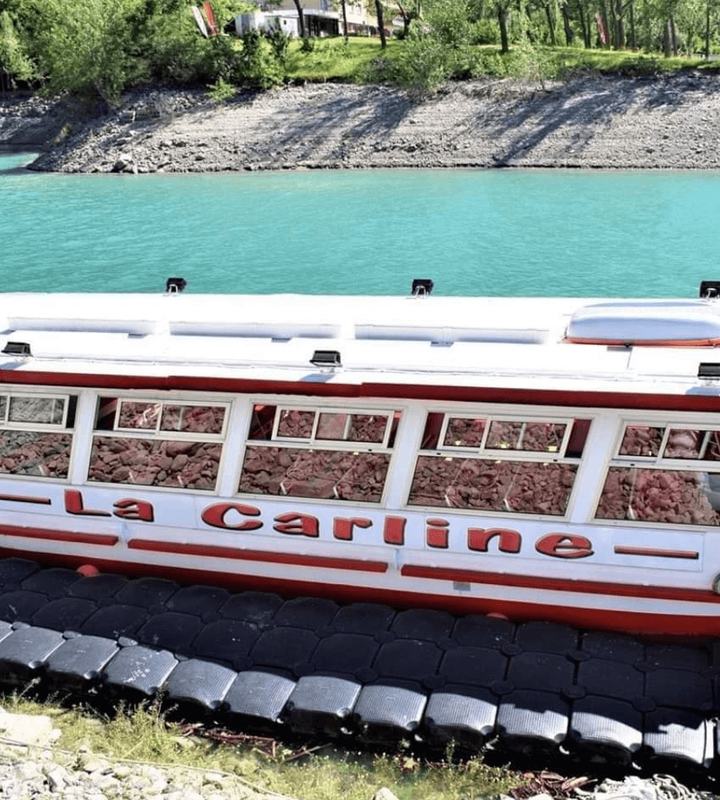 Banquettes noires rénovées du bateau La Carline sur le lac de Serre-Ponçon